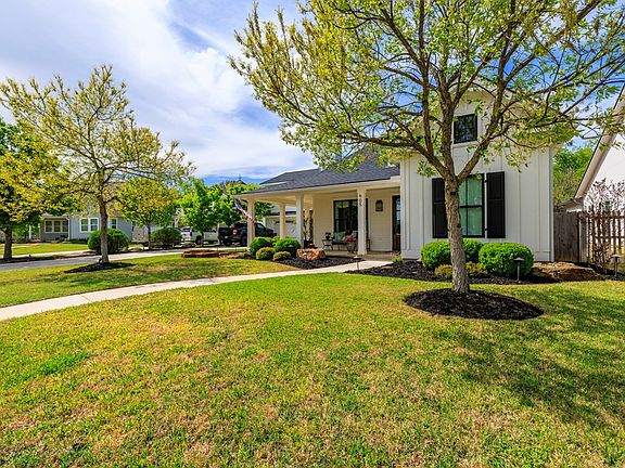 5th image of 905 Hawthorn Ln