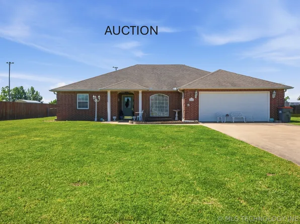802 E 10th St, Grove, OK 74344