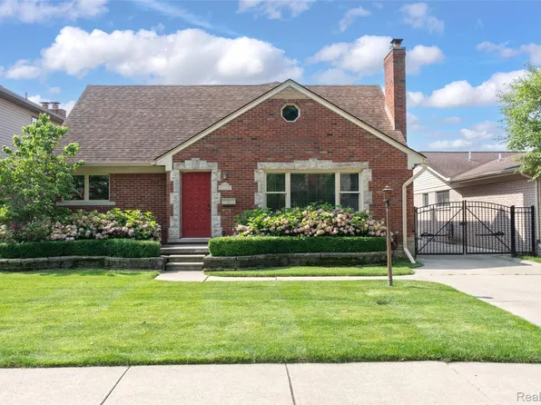 22450 Alexander St, Saint Clair Shores, MI 48081