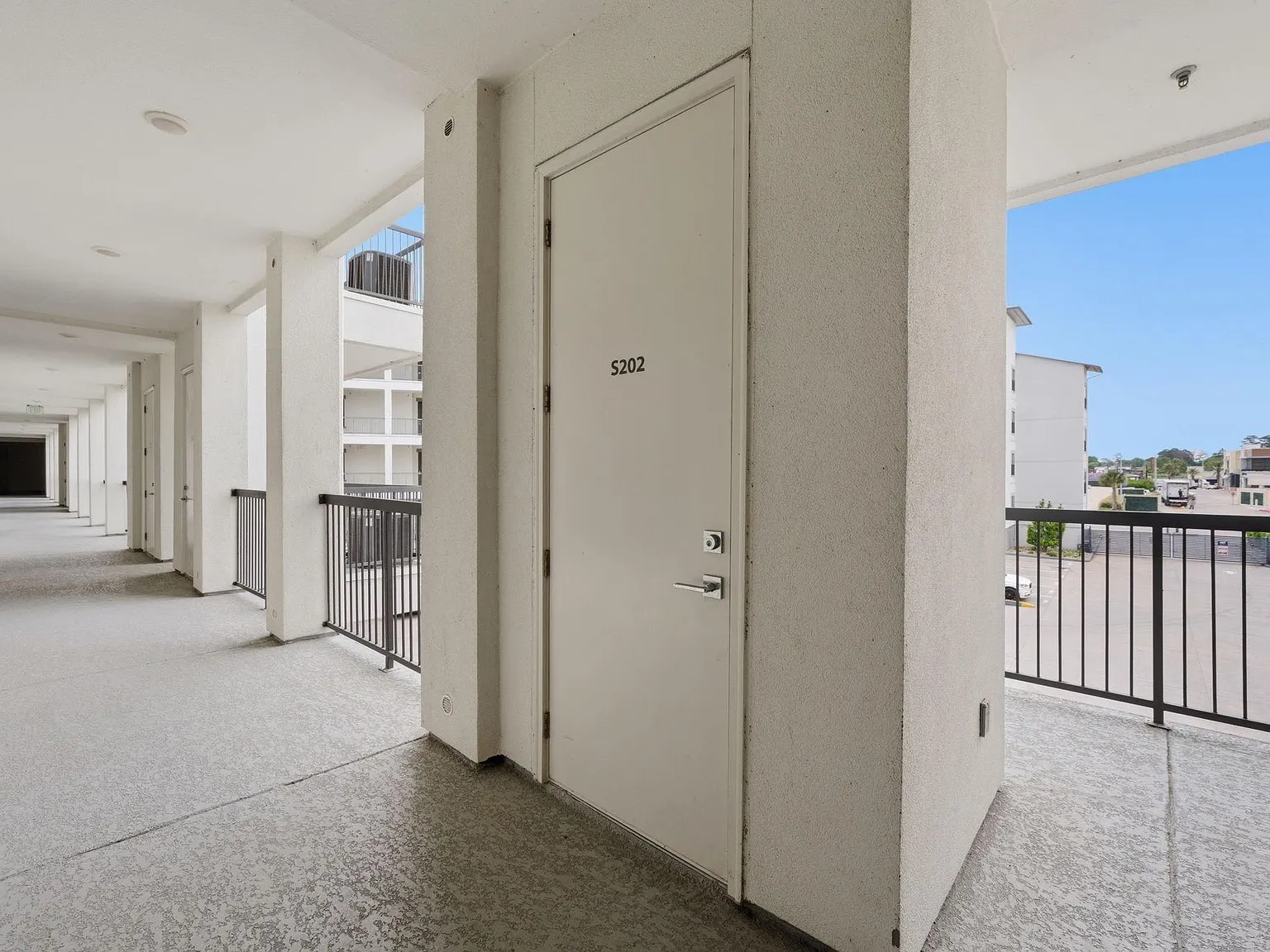 3 bed, 3.0 bath, 1720 sqft, $3,800 — Photo 3