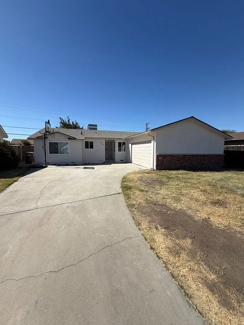 Adorable Clovis Home for Rent — Photo 1