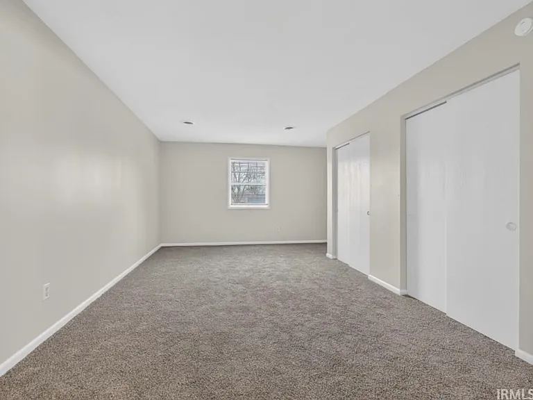 924 E Washington Center Rd — Photo 13