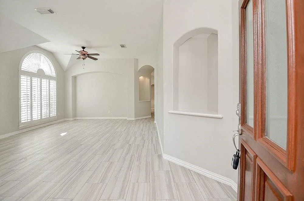 4 bed, 2.0 bath, 2246 sqft, $2,560 — Photo 3