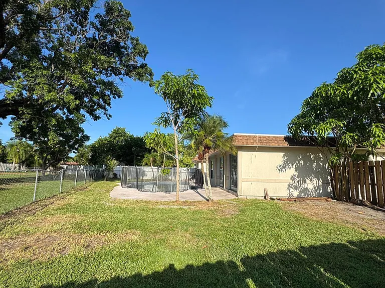 7816 NW 70th Ter — Photo 34