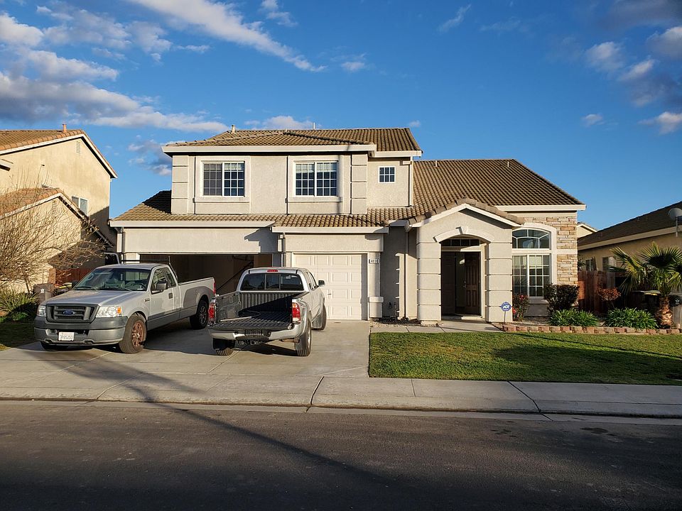 4830 Moraga Lane - Living, dining & entry on right - Bedroom 2 & 3 above garage