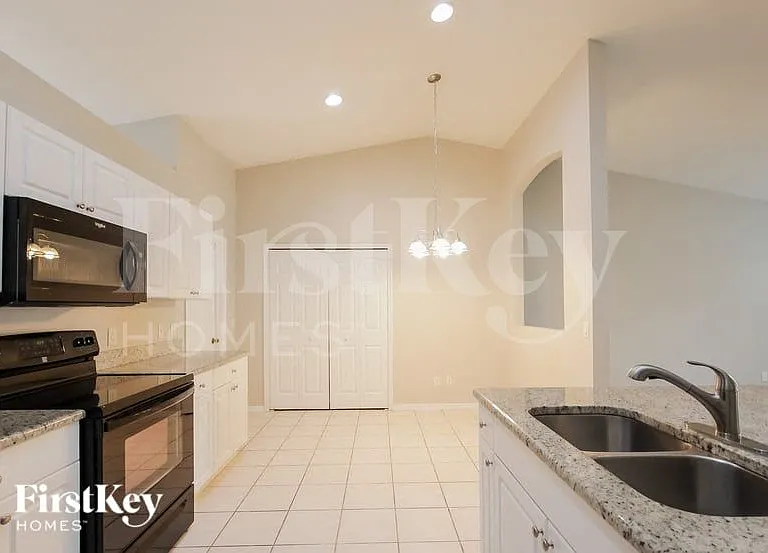 1721 SW 44th St — Photo 6