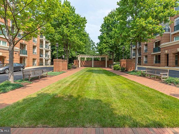 4th image of 2901 Saintsbury Plz APT 206