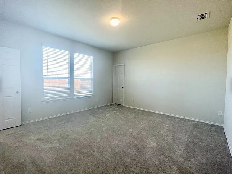 1009 Briarbush Ct — Photo 12