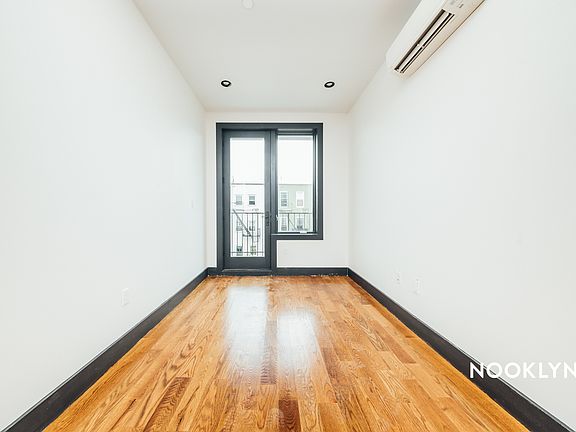 5th image of 893 Willoughby Ave #2R