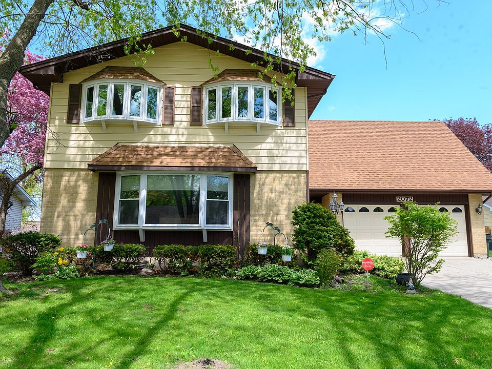 Homes sits on the largest lot in Subdivision, sunny and bright