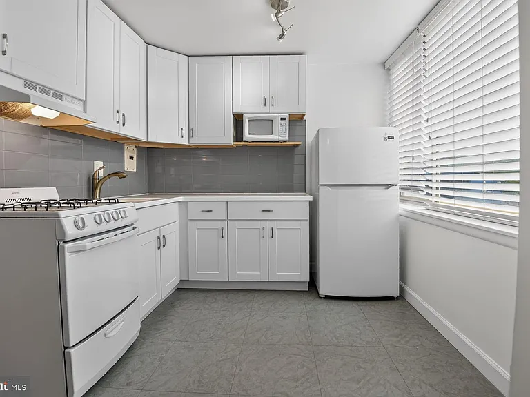 1210 N Taft St #105 — Photo 3