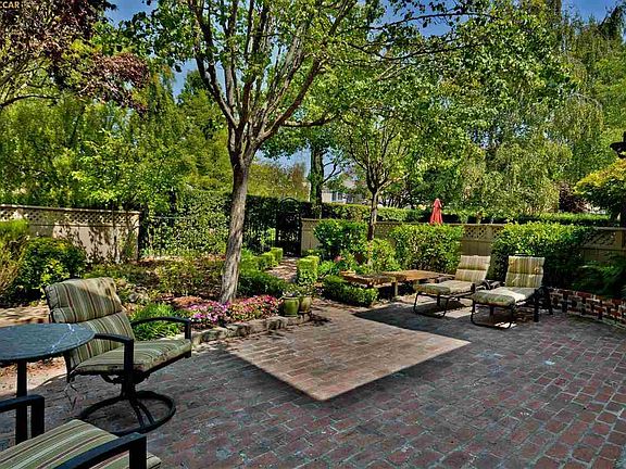 2nd image of 115 Kingswood Cir