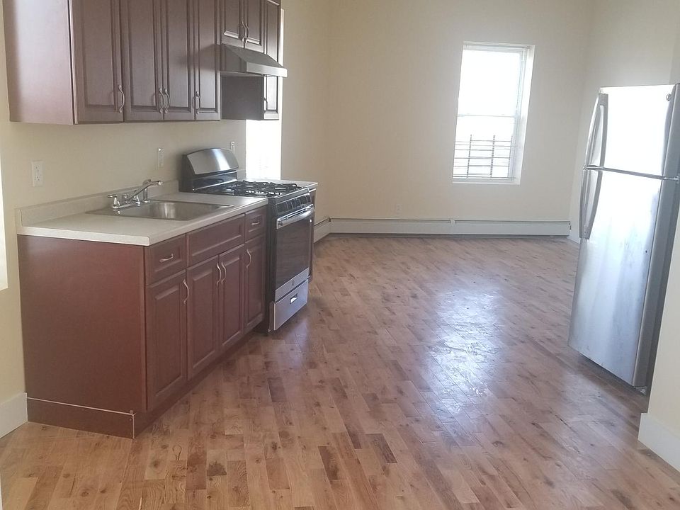 1st image of 162 W Sandford Blvd #2