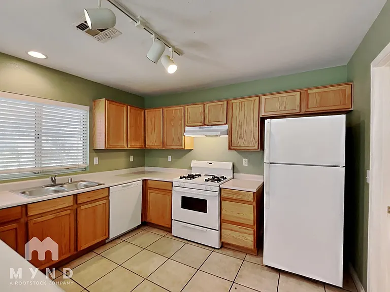 695 Emerald City Ave — Photo 3