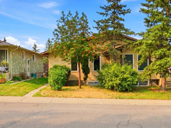 228 SE Berwick Dr NW, Calgary, AB T3K 1P5