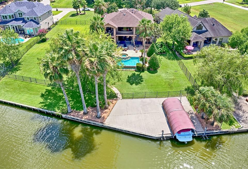 1st image of 257 Blue Heron Dr
