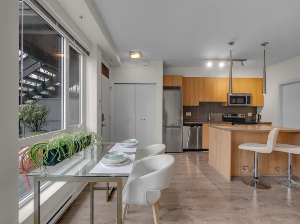 735 W 15th St #103, North Vancouver, BC V7L 2S5