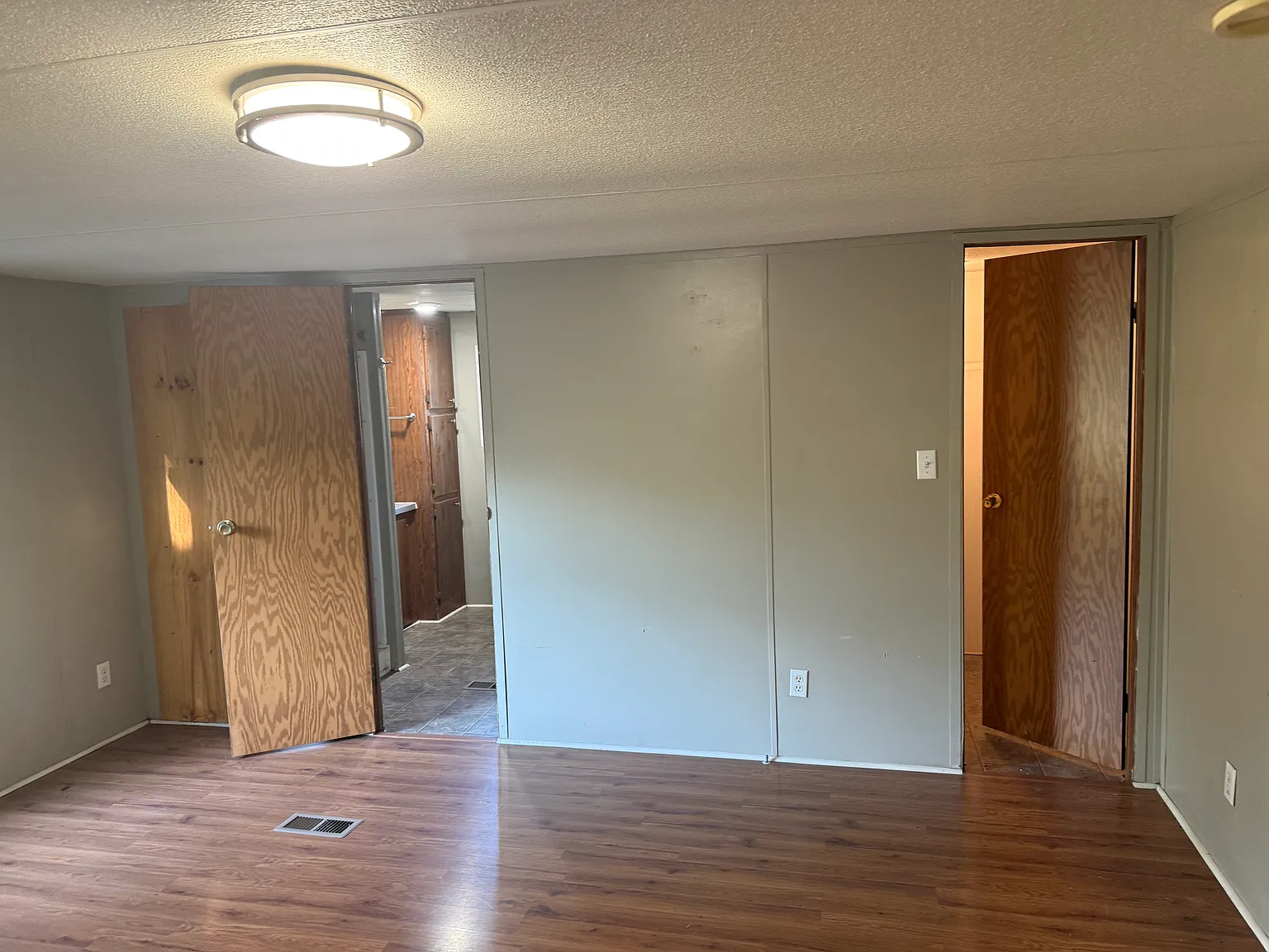 3 bed, $1,400 — Photo 4