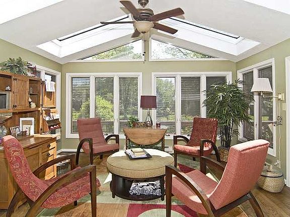 5th image of 25 Williamsburg Ct