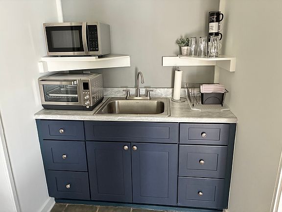 4th image of 1308 E Washington Ave #1