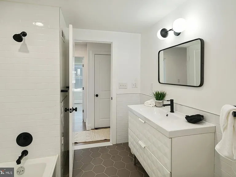 2409 Catharine St — Photo 12