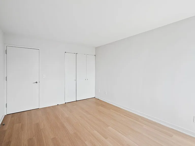 Columbus Cir #N20F — Photo 14
