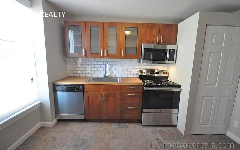 Building Photo - 452 W 3rd Ave #452B