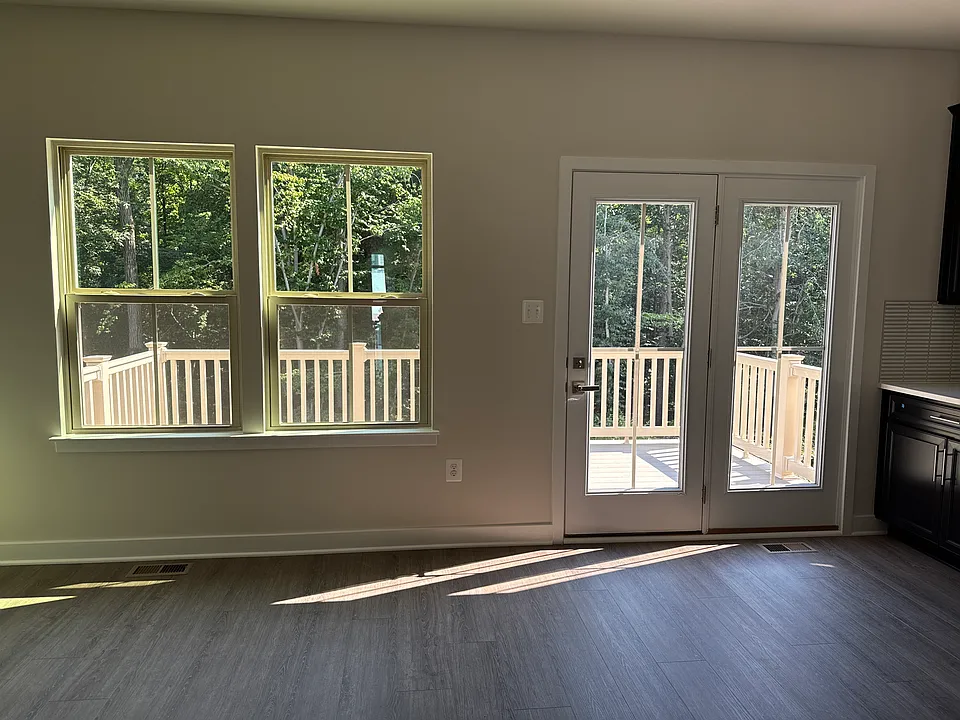 Deck & Kitchen Dining area