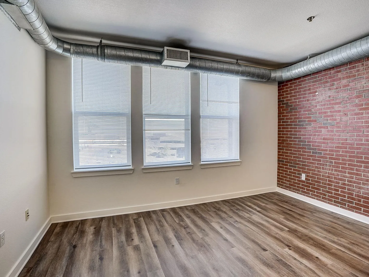 Lincoln Pointe Lofts- Income Restricted — Photo 3