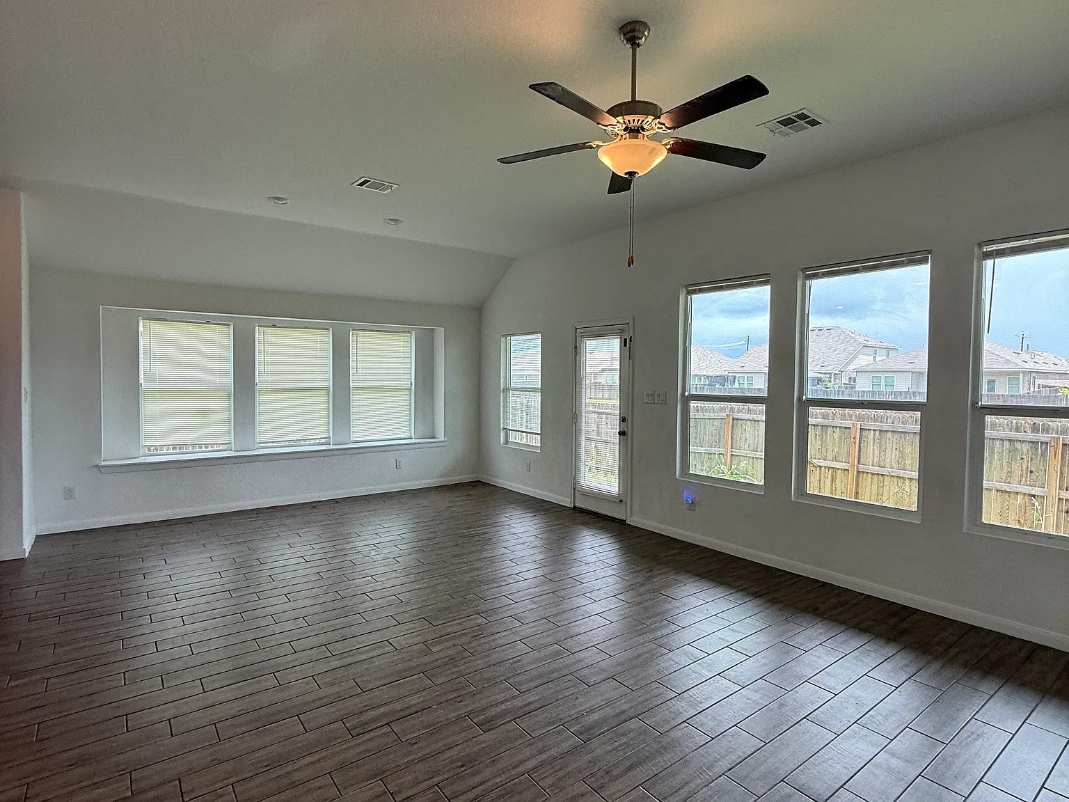 3 bed, 2067 sqft, $1,995 — Photo 4