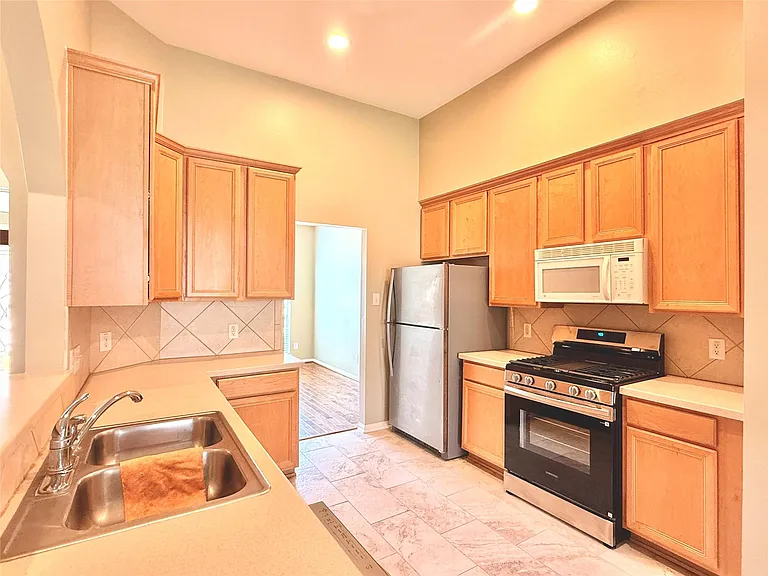 16518 Wheatmill Ct — Photo 8