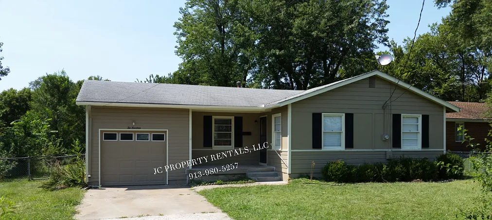 214 N White Dr — Photo 1