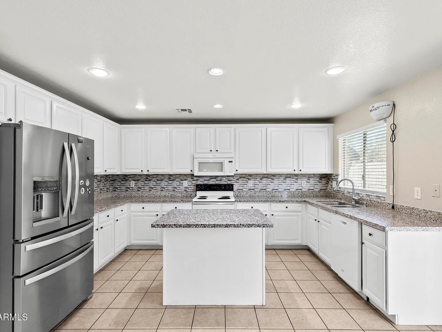 5 bed, 3.0 bath, 2561 sqft, $2,100 — Photo 3