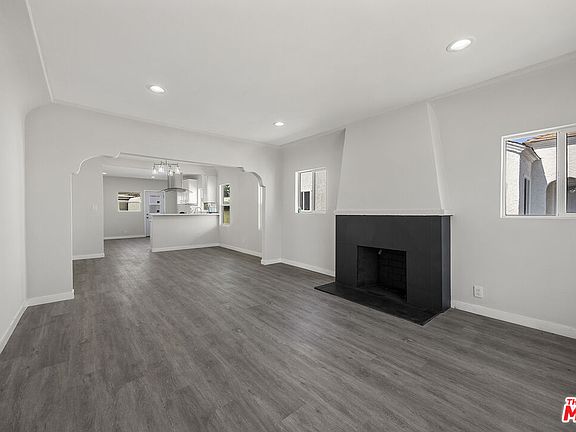 4th image of 1128 W 65th Pl