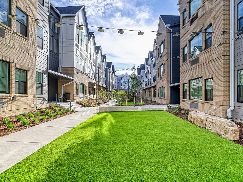 Los Altos resident courtyard