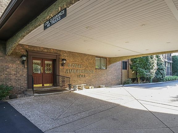 1602-Gardiner-Ln-03