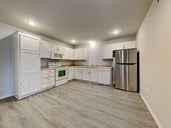 2nd image of 414 NW Woodbury Dr