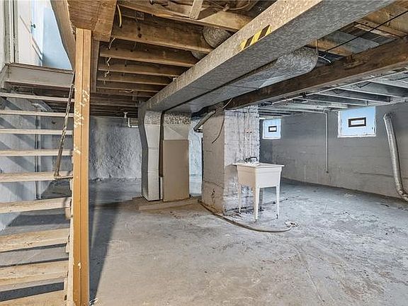 4th image of 710 Catharine St