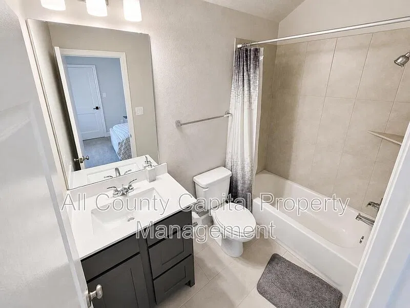 4 bed, 3.5 bath, 2527 sqft, $2,800 — Photo 4
