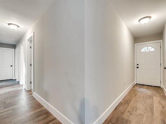 3rd image of 725 Palomino Dr