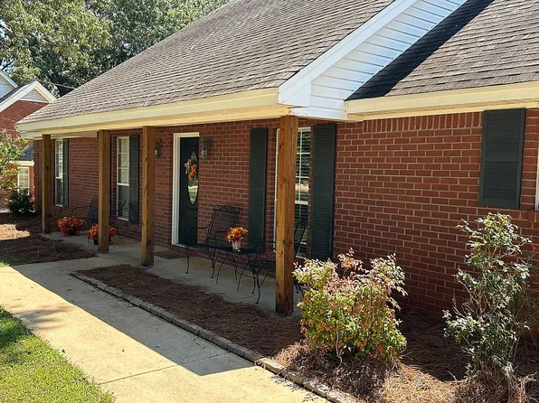 460 Spring Hollow Dr, Deatsville, AL 36022
