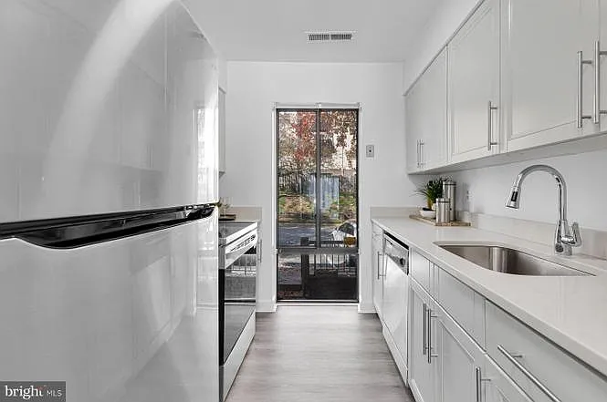 3061 Hawthorne Dr NE #3061 — Photo 13