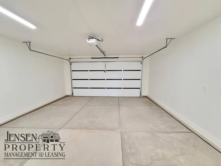515 S Stewart Creek Cv — Photo 32
