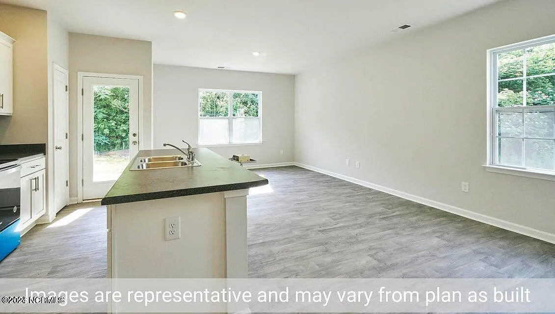 3 bed, 2.5 bath, 1429 sqft, $1,600 — Photo 4