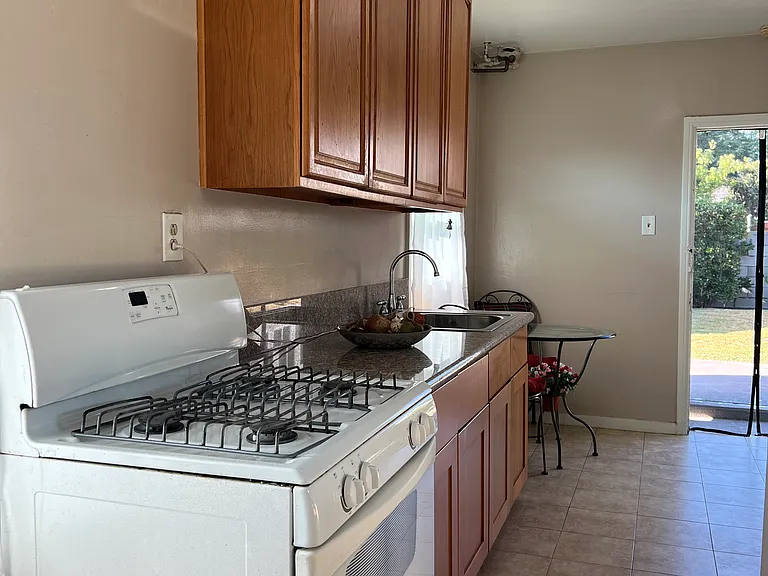 5575 1/2 Angelus Ave — Photo 21