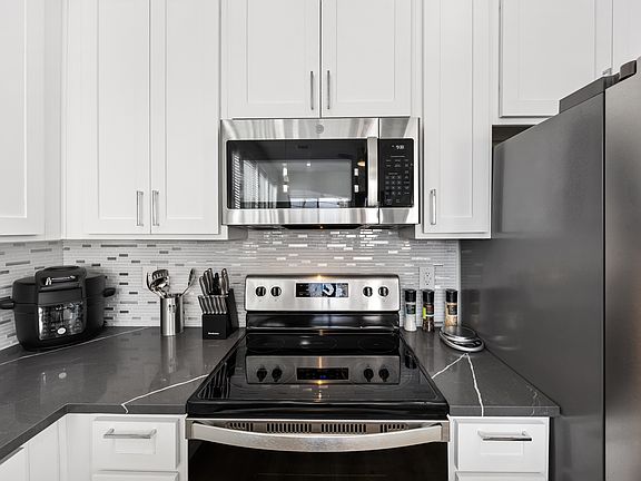 5th image of 1004 Travis Ave Unit 100