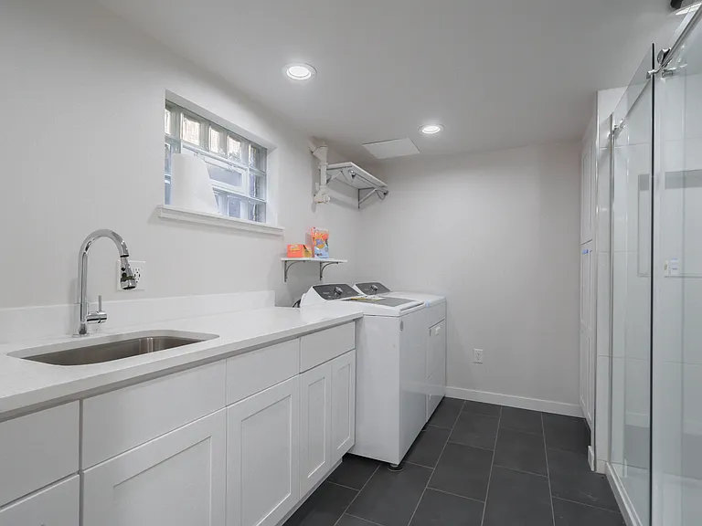 Lower level : Stylish 3/4 bath and laundry room