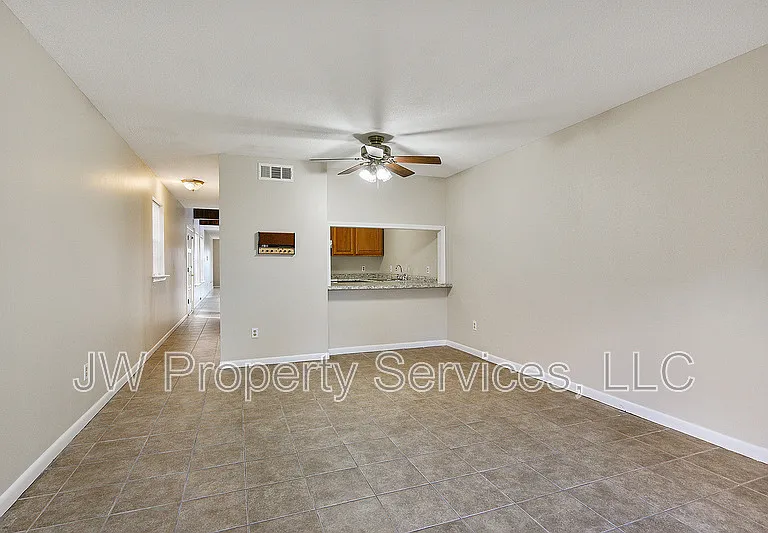 309 Lilac St — Photo 6