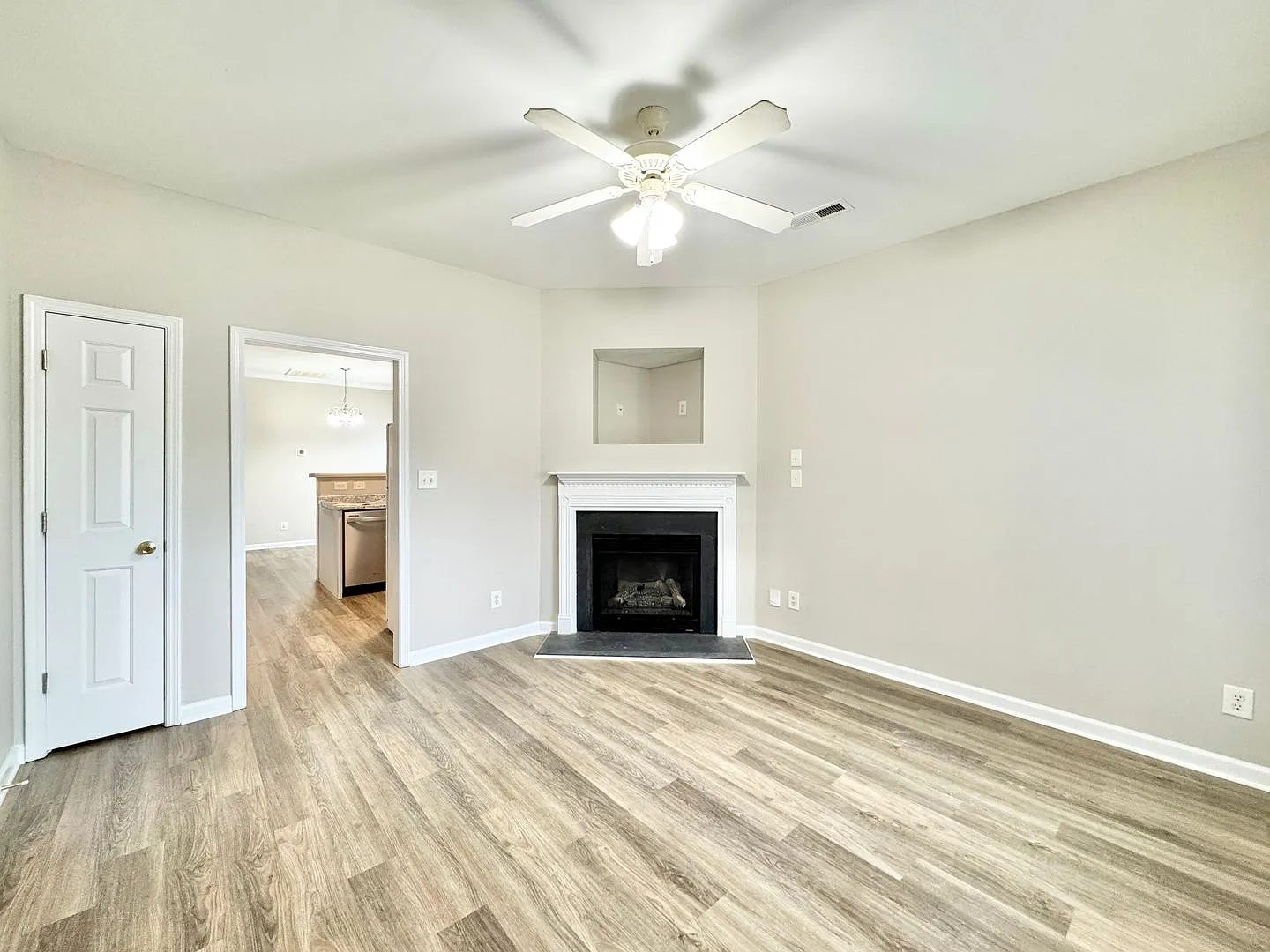 4 Bedroom Convenient to Revolution Mills — Photo 3