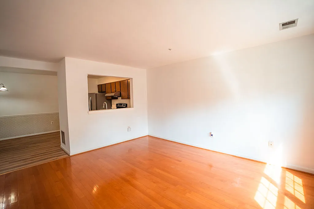 3 bed, 2.5 bath, 1377 sqft, $2,399 — Photo 3